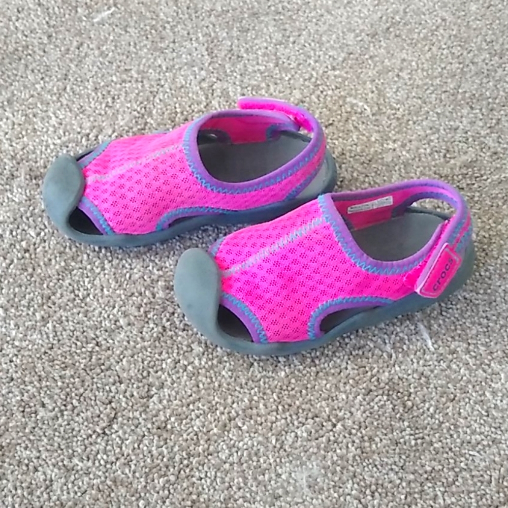 Little Girls Crocs Size 9